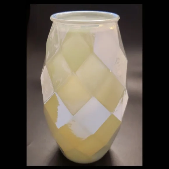 ✨️ Irredescent Pearl w/ Light Green Undertone 8 1/2" Modern Diamond Vase - Picture 5 of 10